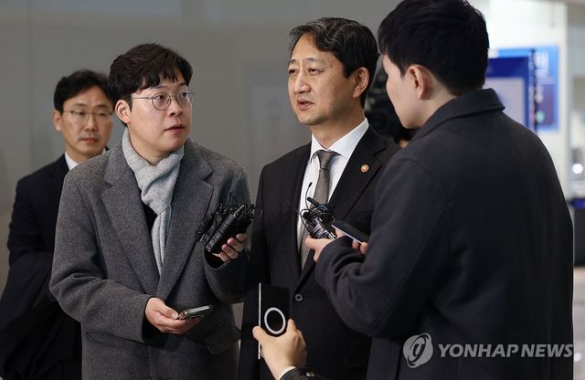 미국 관세면제 등 관련 질문에 답하는 안덕근 장관