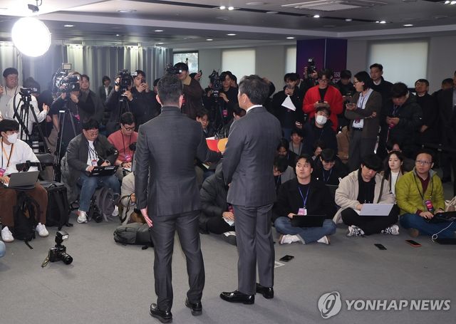 취재진 앞에 선 정몽규 축구협회장