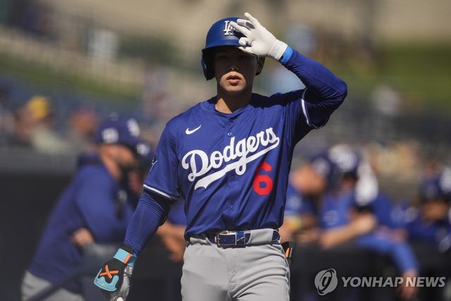 헬멧 만지는 김혜성