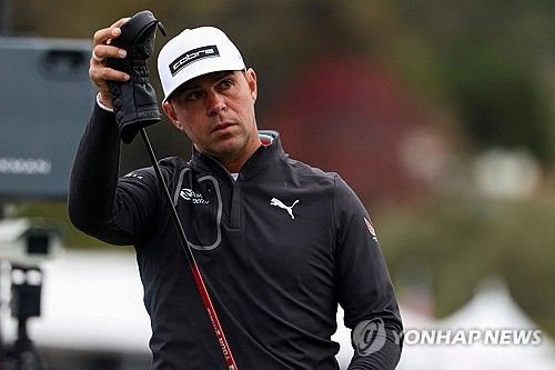 클럽을 꺼내는 게리 우들랜드.