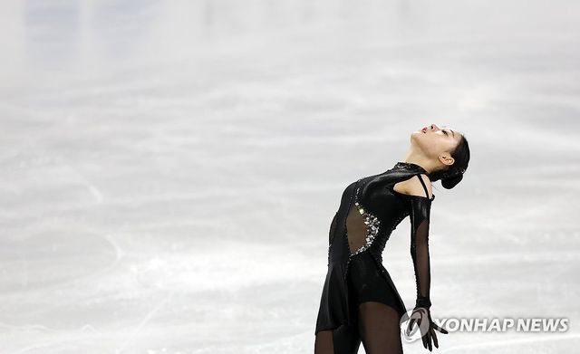 연기 펼치는 김채연