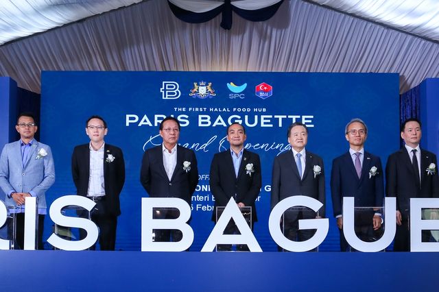 25일 열린 '파리바게뜨 조호르 생산센터' 준공식에서 기념촬영을 하는 모습. 사진 왼쪽에서 네 번째부터 온 하피즈 빈 가지 말레이시아 조호르주 주지사, 허영인 SPC그룹 회장, 여승배 주말레이시아 한국대사, 허진수 SPC그룹 사장[SPC그룹 제공. 재판매 및 DB 금지]