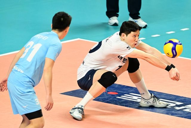 리시브하는 대한항공의 정지석(오른쪽)