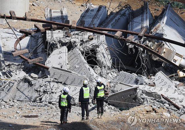 교량 상판 붕괴 사고 현장 살펴보는 관계자들