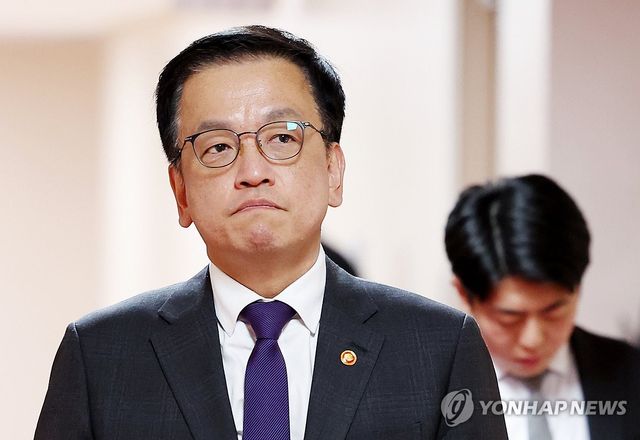 국무회의 입장하는 최상목 권한대행