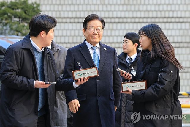 취재진 질문 듣는 이재명 대표