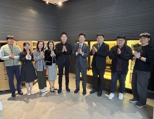 주베트남한국문화원을 방문한 진종오 의원(중앙)