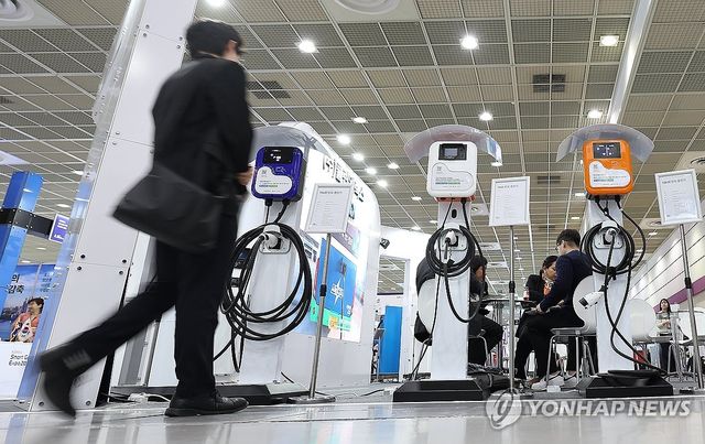 전시회에 나온 전기차 충전기. [연합뉴스 자료사진]