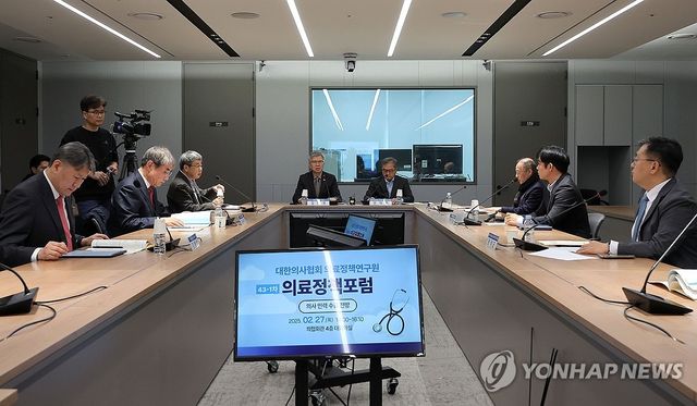 의사 인력 수급 전망 정책 포럼 참석한 김택우 의협 회장