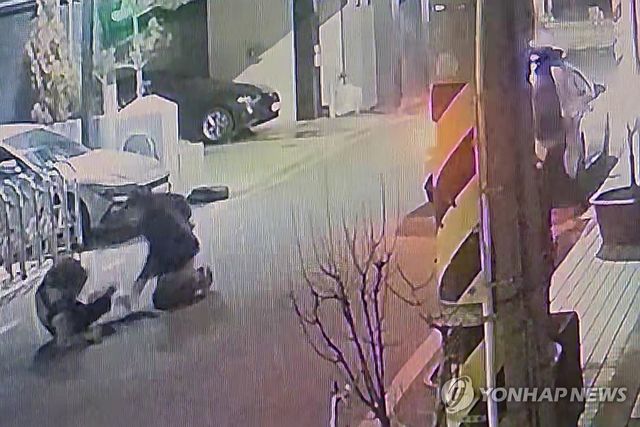 흉기난동범 공격에 쓰러지는 경찰