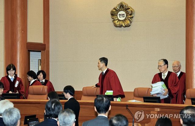 심판정 입장하는 헌법재판관들