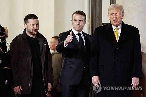 지난해 12월 파리에서 회동한 젤렌스키·마크롱·트럼프 