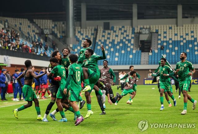승부차기에서 한국을 꺾고 환호하는 사우디아라비아 선수들.