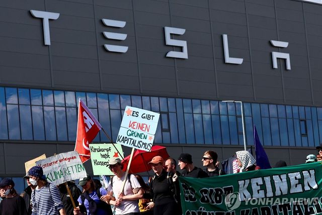 테슬라 독일공장 앞 시위