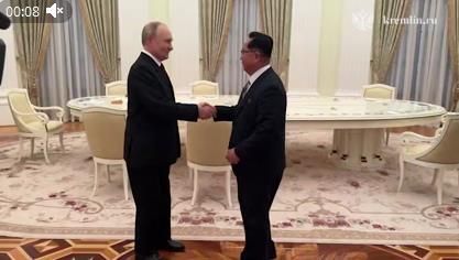 크렘린궁에서 만난 푸틴 대통령과 리히용 북한 조선노동당 중앙위원회 비서