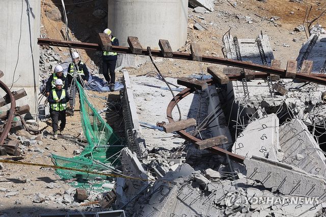 서울세종고속도로 건설 공사 사고 현장 살펴보는 관계자들