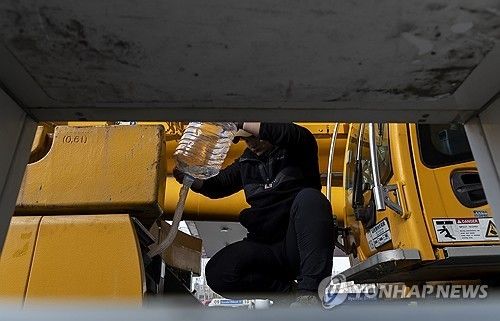 요소수를 주입하는 운전자. [연합뉴스 자료사진]