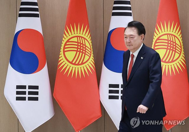 자리로 향하는 윤석열 대통령