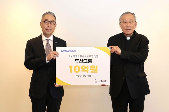 박지원 두산그룹 부회장(왼쪽)과 구요비 바보의나눔 이사장