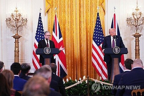 기자회견하는 미·영 정상
