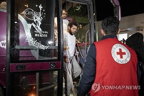 인질-수감자 교환으로 풀려난 팔레스타인 수감자