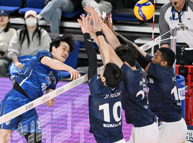 삼성화재 김정호(왼쪽)의 공격을 블로킹하는 대한항공 선수들