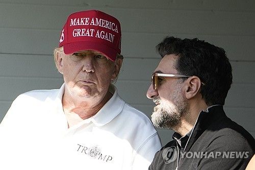 트럼프 대통령과 대화하는 PIF 야시르 알 루마이얀 총재.