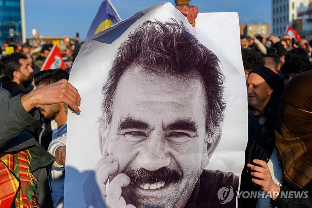 압둘라 외잘란 포스터