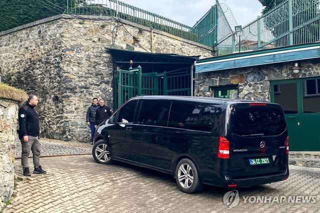 이스탄불 주재 미국 총영사관에 도착한 러시아 대표단 차량