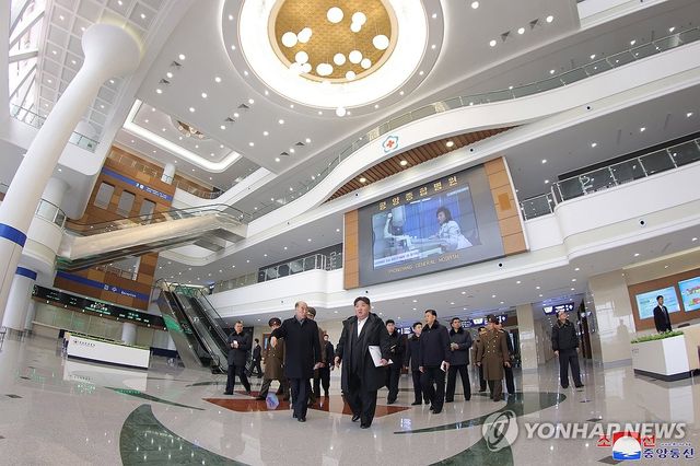 김정은, 평양종합병원 시찰