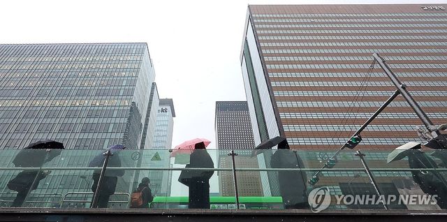 우산 든 서울 시민들