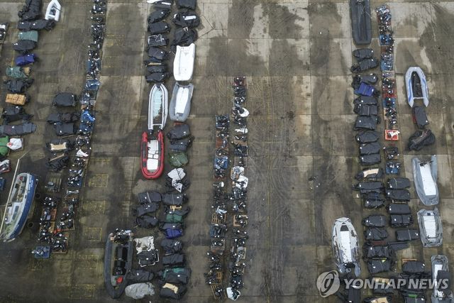 영국해협을 건너려고 시도하다 압수된 소형보트