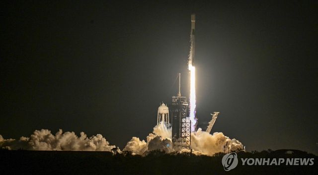 26일(현지시간) 민간 달 탐사선 '아테나'가 로켓에 실려 발사되는 모습