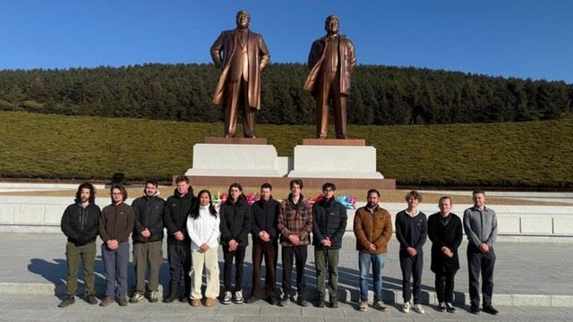 방북 관광객들이 김일성·김정일 동상 헌화 후 찍었다며 비오씨가 제공한 사진