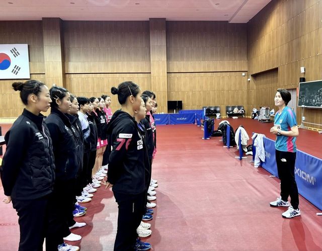 탁구 여자대표팀 선수들과 미팅 중인 석은미 감독(오른쪽)