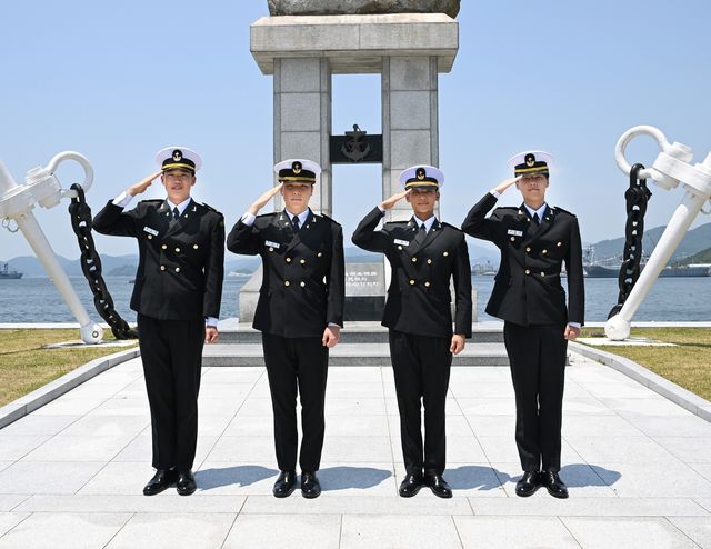 제복입은 부산해군과학기술고 학생