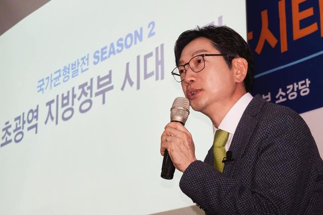 부산서 강연하는 김경수 전 지사