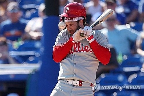 투구에 맞은 브라이스 하퍼