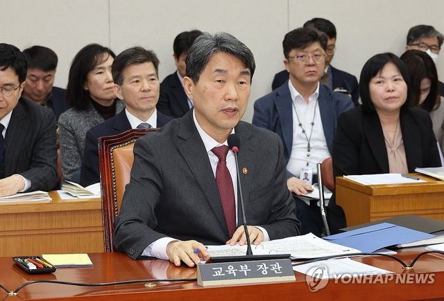 질의에 답변하는 이주호 부총리 겸 교육부 장관