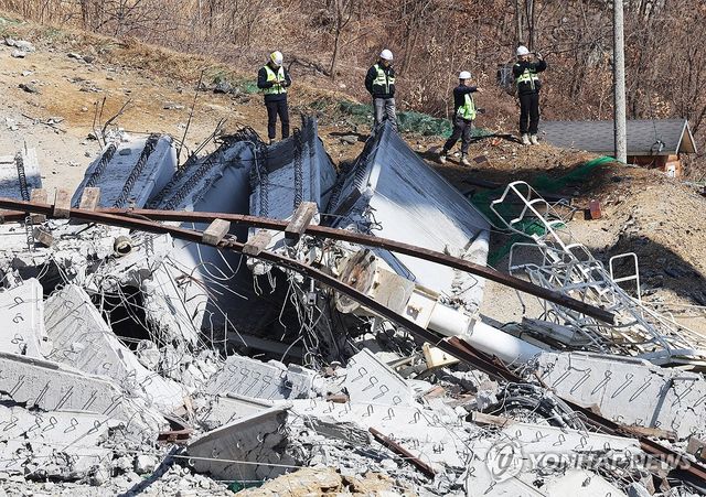 서울세종고속도로 건설 공사 사고 현장 살펴보는 관계자들