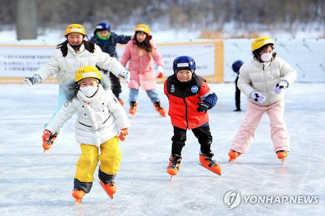 꽁꽁 언 인제군 갯골천서 '씽씽∼'