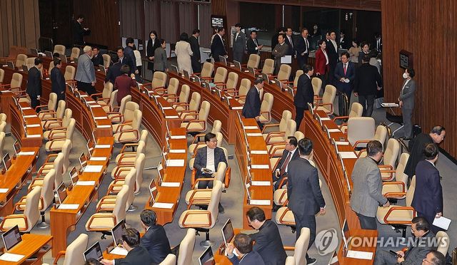 헌법재판관 임명 촉구 결의안 상정 앞두고 퇴장하는 국민의힘