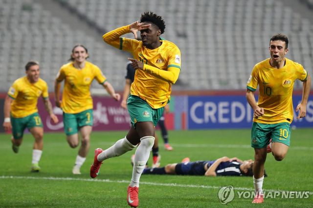 일본과의 준결승에서 선제 결승 골을 넣은 호주 무사 투레(가운데)의 세리머니 모습.