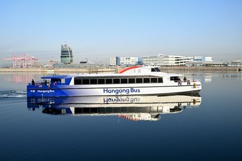경인항에서 출항 중인 한강버스