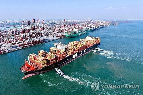 중국 산둥성 칭다오항의 컨테이너선