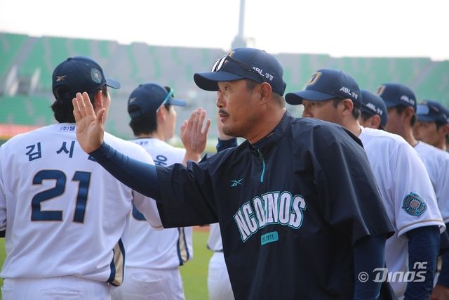 27일 대만 프로팀과 평가전 승리 후 선수들을 격려하는 이호준 NC 감독. 