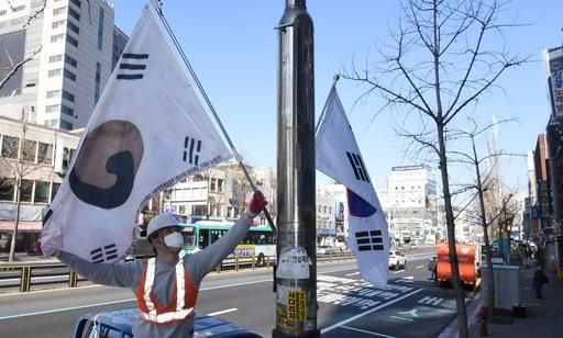 진관사 태극기(사진 왼쪽)