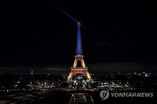 지난 24일 '전쟁 3년째' 우크라이나 국기 나타낸 파리 에펠탑