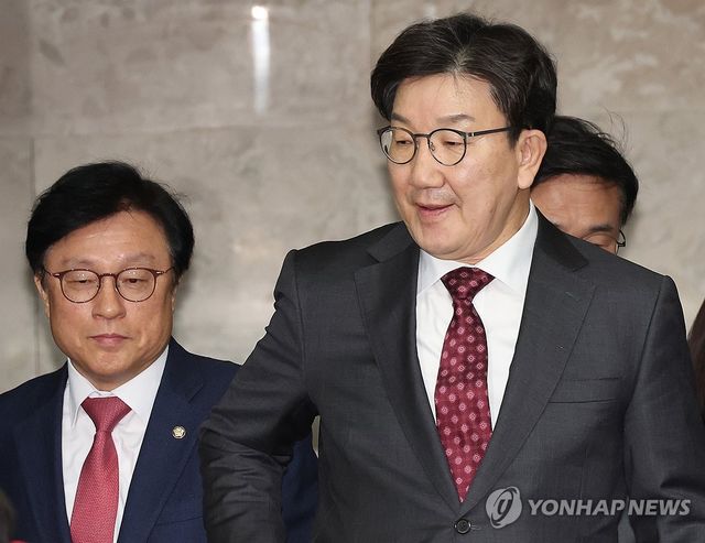 의원총회 참석하는 권성동 원내대표