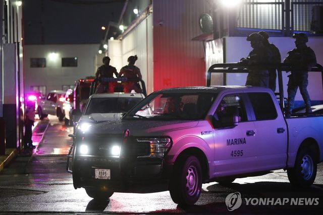 2022년 카로 킨테로 태우고 교도소 향하는 멕시코 해군과 국가방위대원